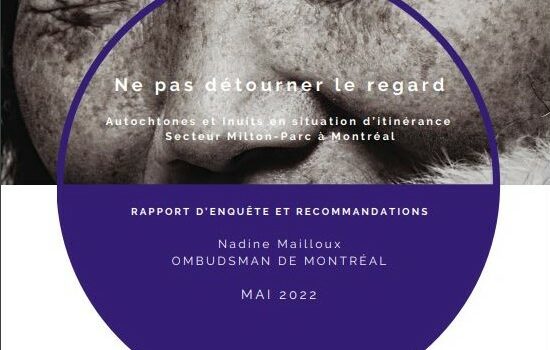 Photo reprise de la page couverture du “rapport d’enquête et recommandations” de l’Ombudsman de la Ville de Montréal au sujet de l’itinérance autochtone et Inuit. Dans la moitié du haut de l’image, nous retrouvons une photo rapprochée du visage d’une personne âgée autochtone ou inuit. Par dessus l’image, on peut lire le titre: Ne pas tourner le regard. Dans le bas de l’image nous retrouvons le logo de L’ombudsman de Montréal.