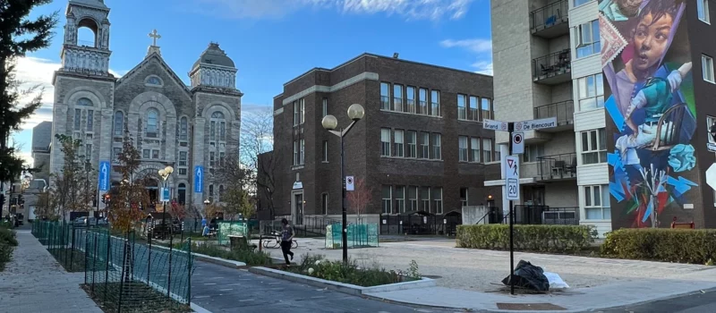 Rue aménagée de façon accessible au coin des rues Birand et De Biencourt à Montréal