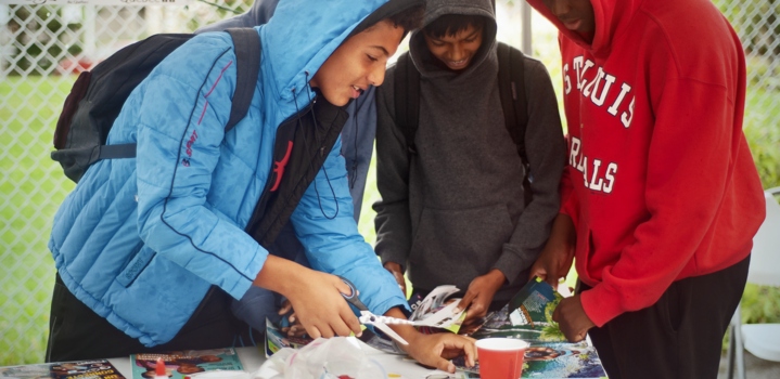 Photo de quatre jeunes en train de faire un collage.