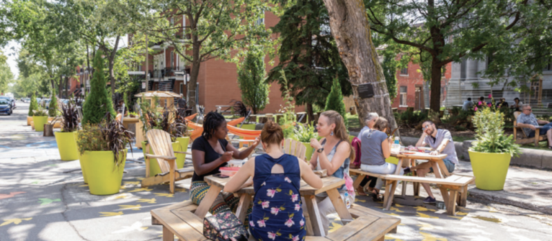 Photo de trois personnes assises autour d’une table de pique-nique.