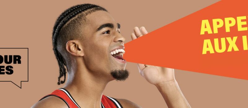 L’image montre une personne aux cheveux tressés tenant une main près de sa bouche, comme pour lancer un message à voix haute. À gauche, une bulle de dialogue contient le texte “PAR ET POUR LES JEUNES”. À droite, un triangle orange pointant depuis la bouche de la personne affiche le message “APPEL AUX IDÉES!